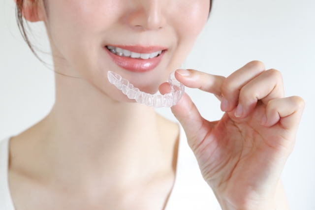 歯列矯正中は虫歯になりやすいって本当？歯磨きのコツは？