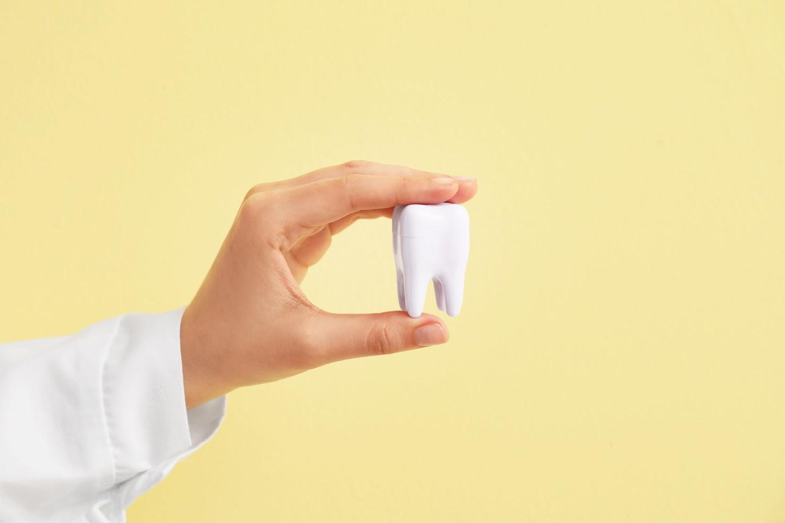 差し歯が変色する理由は？