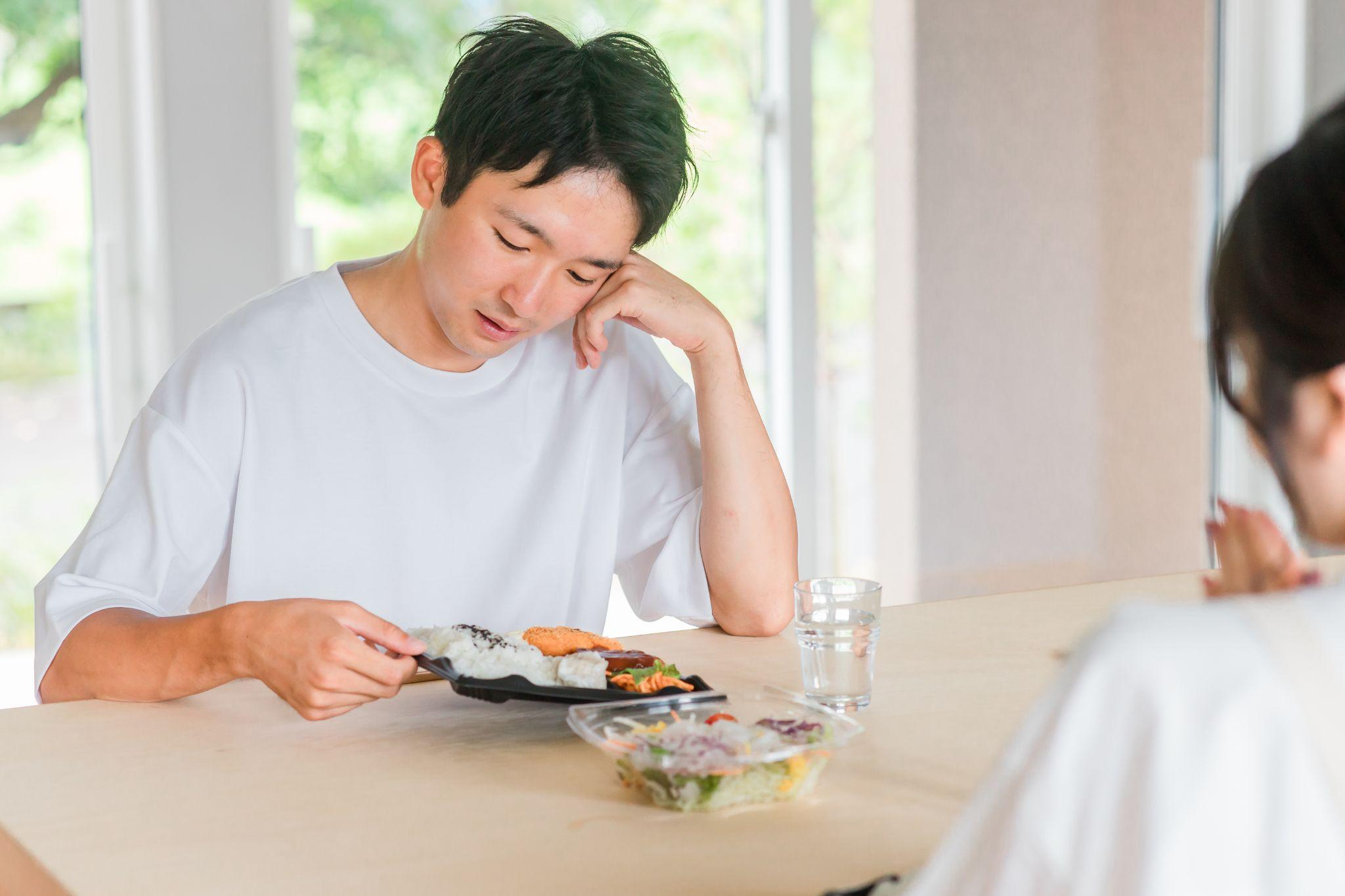 歯列矯正で食事が噛めないのはいつまで？