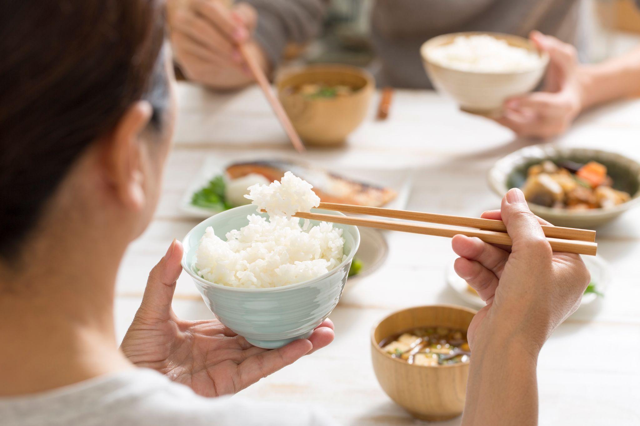 矯正中に食べ物が挟まる原因と正しい対処法。挟まりやすい食品も紹介