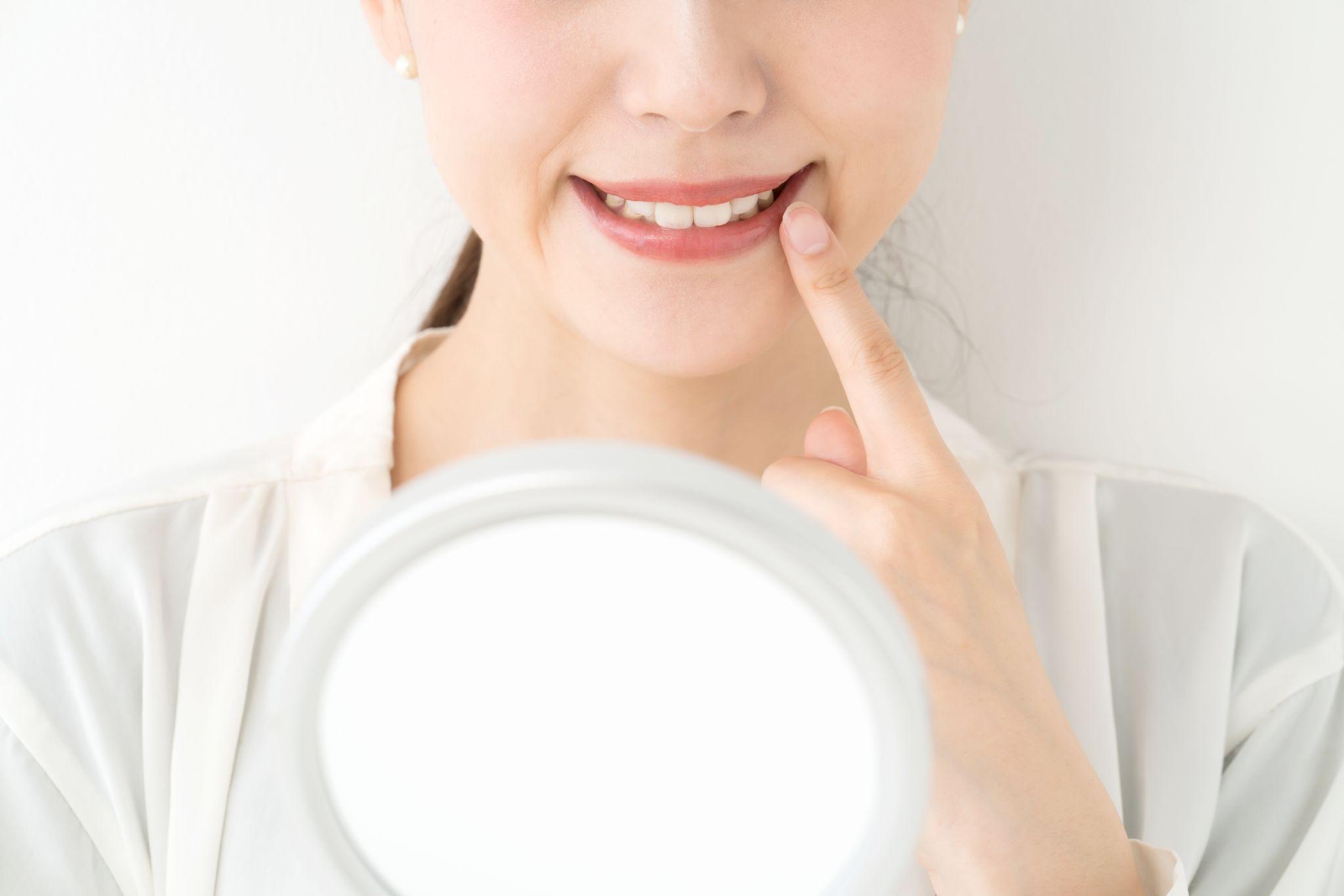 歯茎ごと前に出てる口元は矯正で治る？原因別の治療法を解説