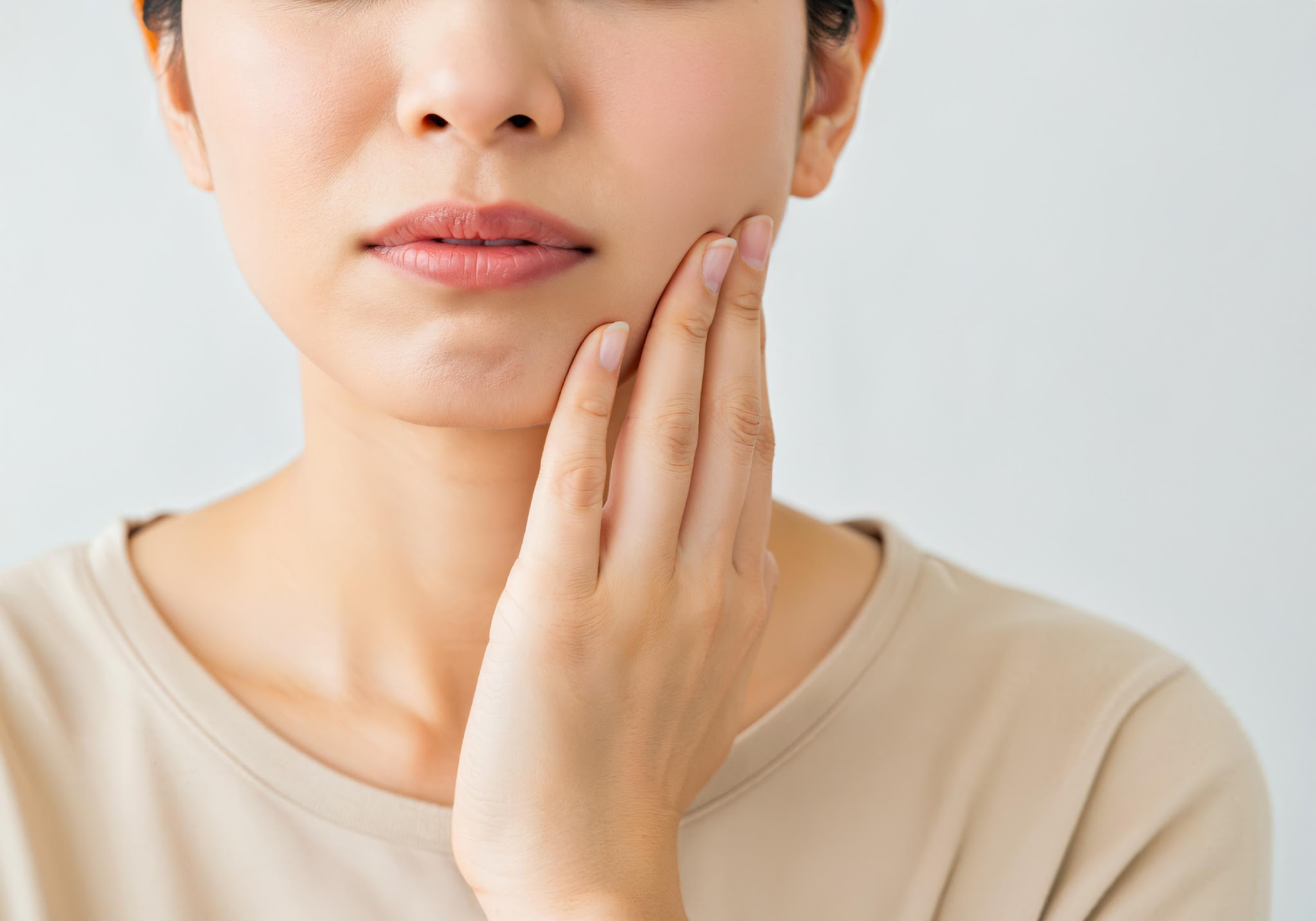 矯正中に歯がしみる…知覚過敏の原因と自分でできる対処法を歯科医が解説