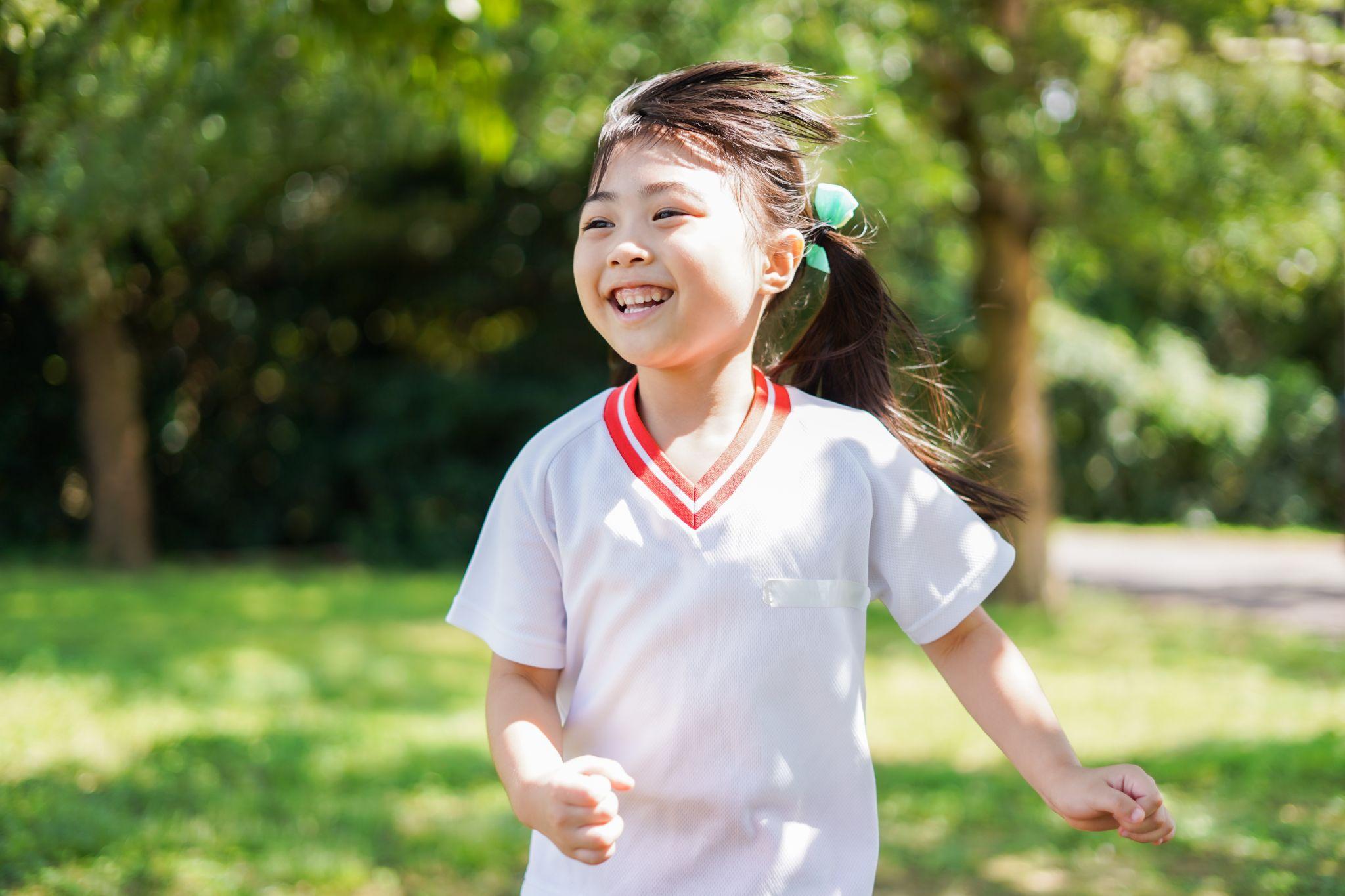 子供のガミースマイルは矯正で治る？原因別の治療法と開始時期